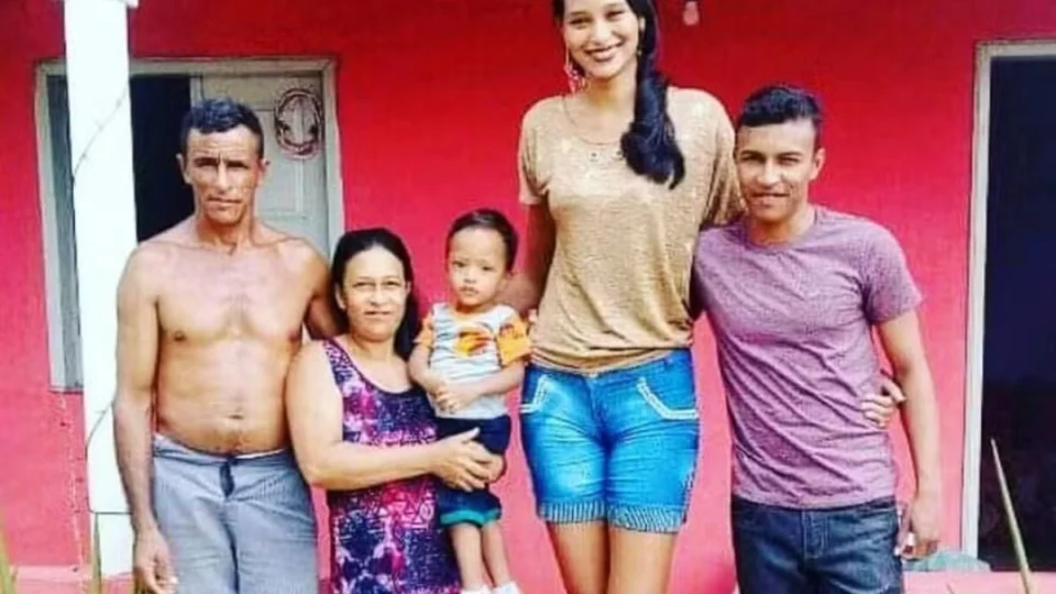Mulher mais alta do Brasil tem mais de 2 metros e é casada com um homem de 1,65 metro