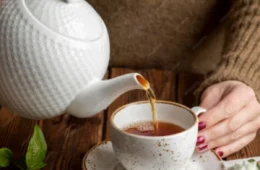 Chá natural desincha, combate gases e ainda fortalece o intestino? Descubra a potência desta bebida