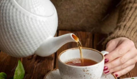 Chá natural desincha, combate gases e ainda fortalece o intestino? Descubra a potência desta bebida