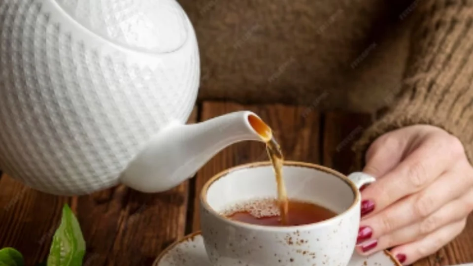 Chá natural desincha, combate gases e ainda fortalece o intestino? Descubra a potência desta bebida