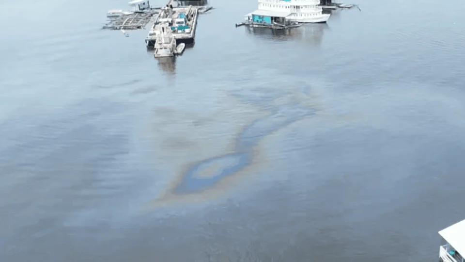 Tarumã-Açu: mancha é encontrada no rio após retirada de flutuantes em Manaus