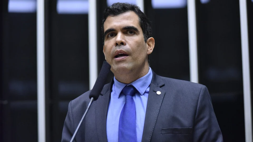 Deputado defende uso de energia solar na Administração Pública
