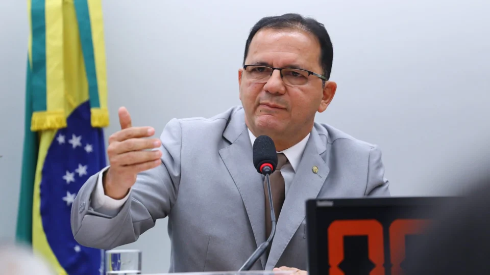 Júnior Ferrari assume presidência da Comissão de Minas e Energia