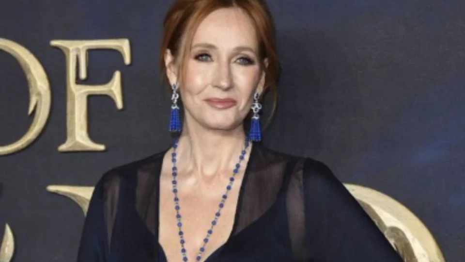 JK Rowling é acusada de transfobia por apresentadora no Reino Unido