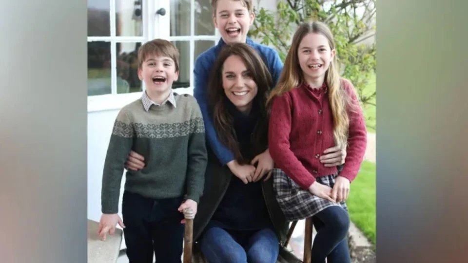 Foto de Kate Middleton ao lado dos filhos foi manipulada, dizem agências de imagens