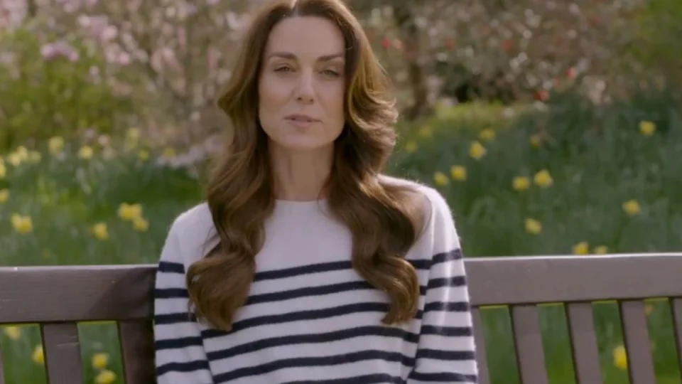 Em vídeo, Kate Middleton aparece após sumiço para dar recado inesperado
