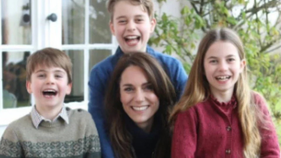 Kate Middleton assume ter editado foto ao lado dos filhos e se retrata
