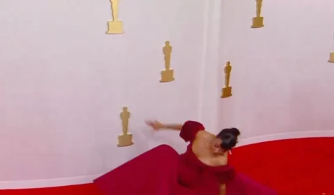Atriz cai no tapete vermelho do Oscar 2024 e vídeo do momento viraliza