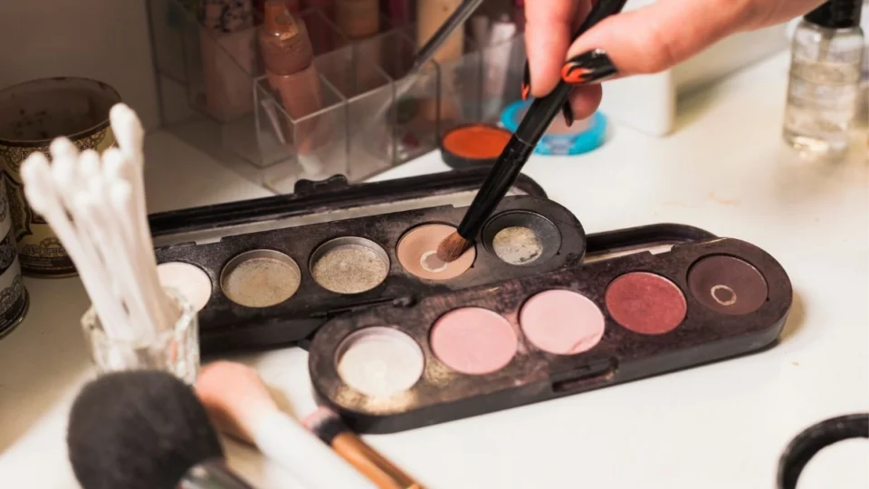 Maquiagem guardada no banheiro estraga? Saiba mais sobre a prática