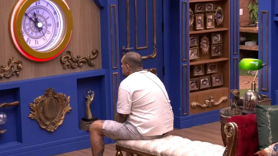 BBB 24: MC Bin Laden encara botão de desistência na madrugada