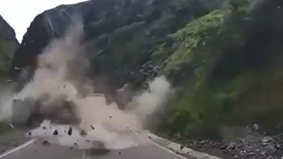 Vídeo impressiona ao mostrar pedras gigantes esmagando caminhões no Peru