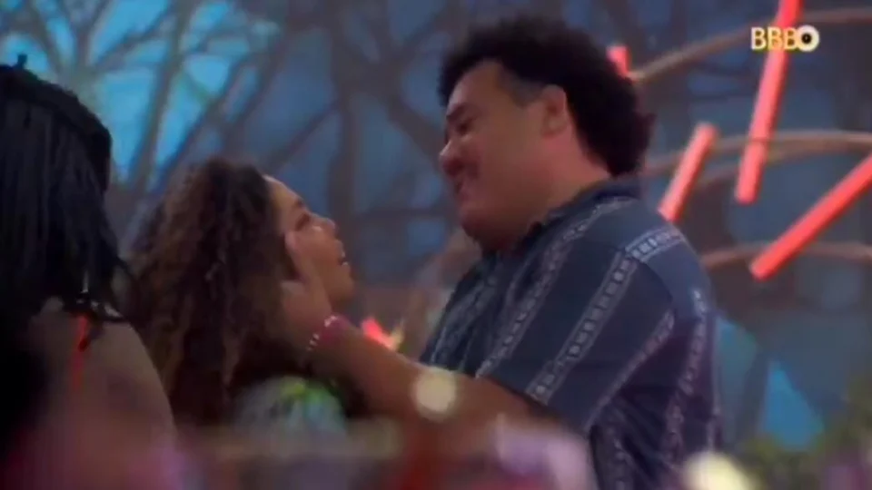 ‘Quase beijo’: interação entre Buda e Pitel polemiza na web; confira