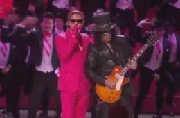Quem é Slash? Guitarrista tocou ao lado de Ryan Gosling no Oscar 2024