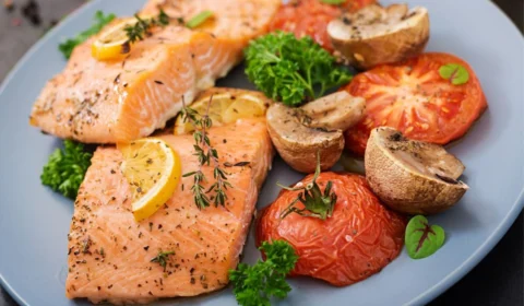 Comer salmão pode reduzir rugas? Conheça os benefícios do peixe