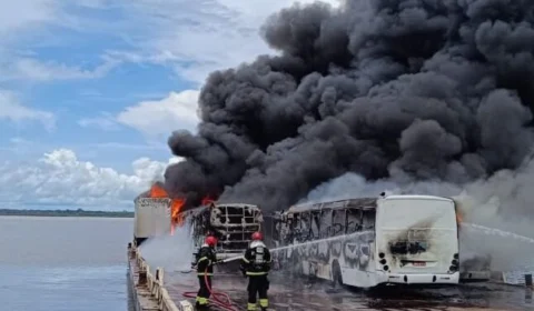 VÍDEO: incêndio destrói balsa com veículos em porto privativo de Manaus