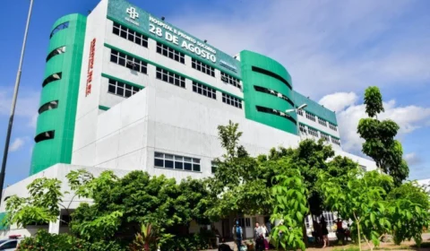 Mulher é deixada com cápsulas de cocaína no intestino em frente a hospital de Manaus