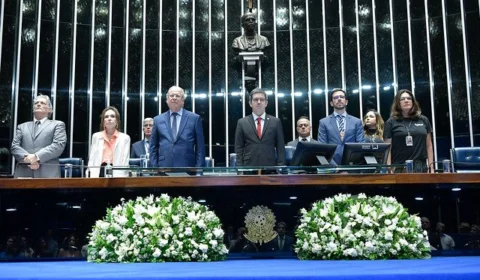 Em sessão especial, Senado celebra a democracia