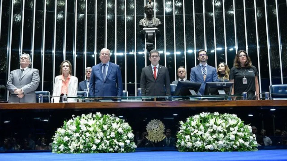 Em sessão especial, Senado celebra a democracia