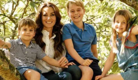 Após polêmica com foto, William e Kate compartilham registro do filho; veja