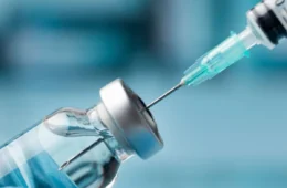 AstraZeneca admite efeito colateral raro na vacina da Covid-19