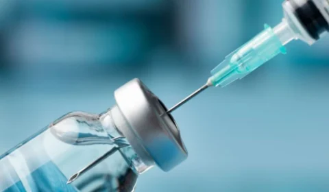 AstraZeneca admite efeito colateral raro na vacina da Covid-19