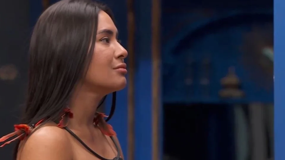 Isabelle é pega de surpresa com mensagem da rival em festival de Parintins