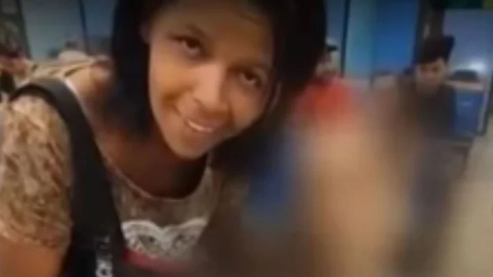 Mulher que levou idoso morto ao banco tenta se explicar