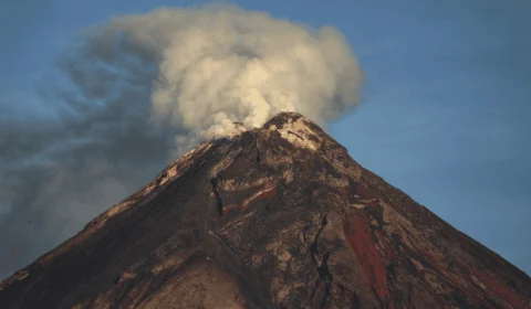 Mulher morre após cair dentro de vulcão ao posar para foto