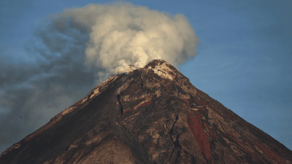 Mulher morre após cair dentro de vulcão ao posar para foto