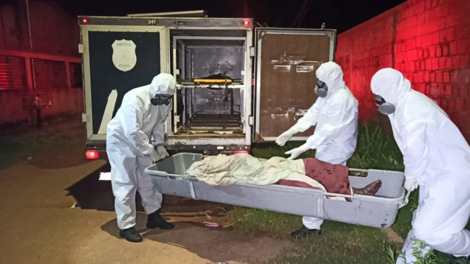 Mulher encontra vizinho morto na própria casa em Rio Branco