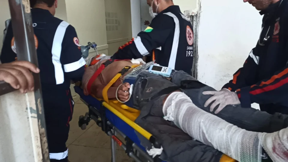 Motociclista fica gravemente ferido após colidir contra carro no Acre