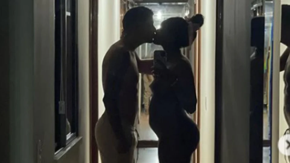 Iza faz ensaio fotográfico totalmente nua e mostra o barrigão; confira