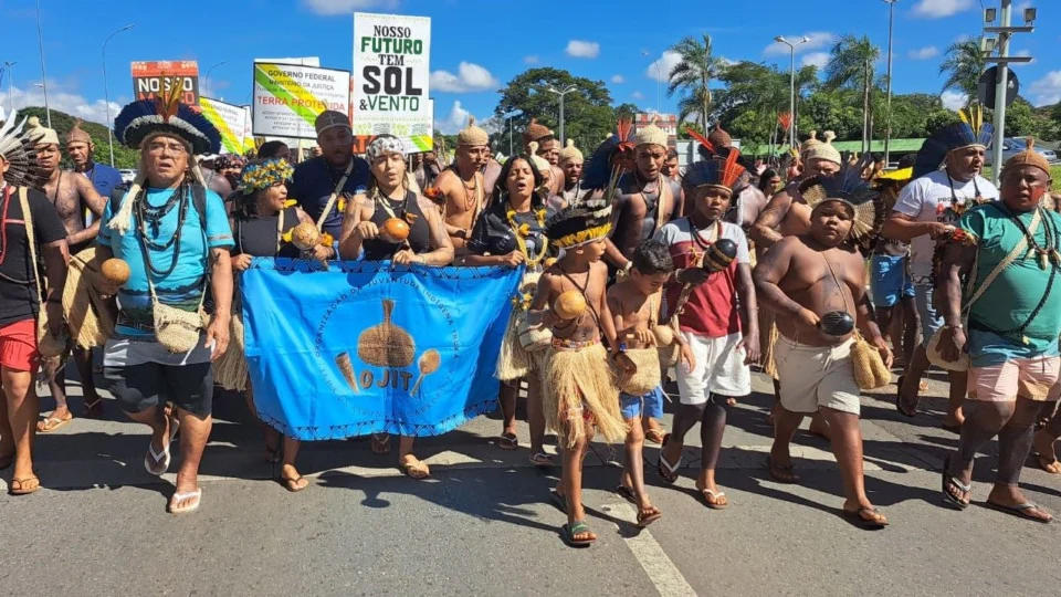 Indígenas marcham rumo ao Congresso Nacional para lutar por direitos