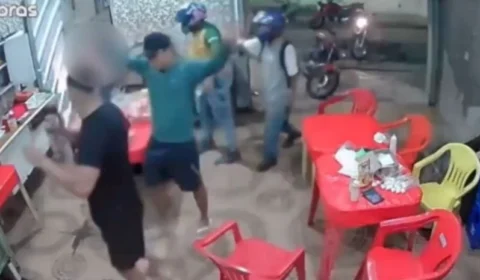 VÍDEO: dupla assalta clientes e funcionários de lanche em Manaus