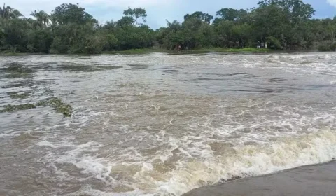 Irmãos gêmeos desaparecem ao serem arrastados por correnteza no Piauí