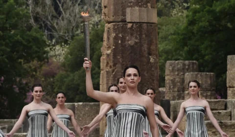 Olimpíadas: com 100 dias para os jogos, tocha é acesa na Grécia