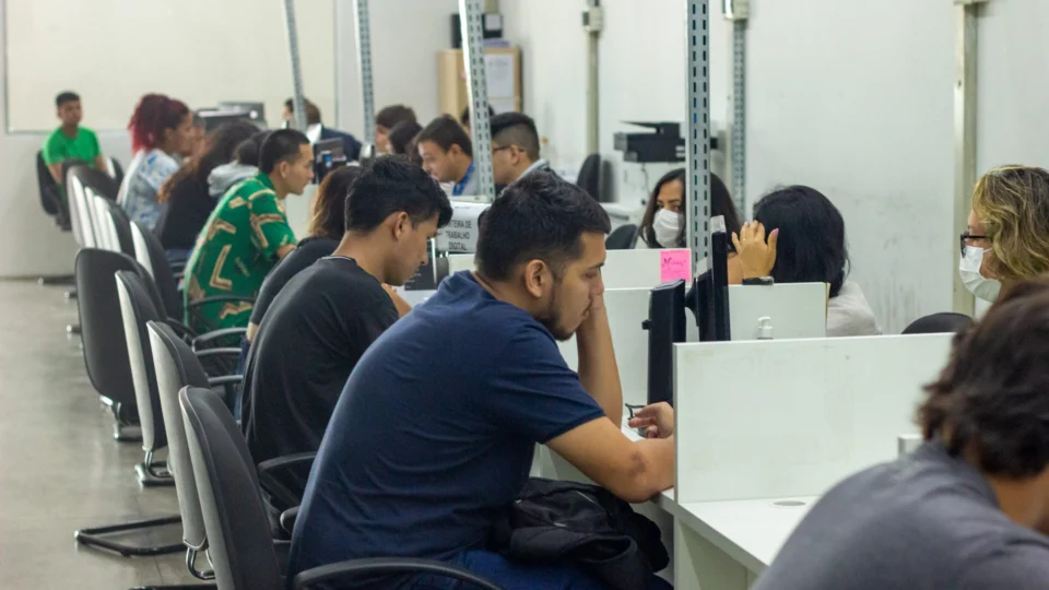 Amazonas divulga 213 vagas de emprego para esta terça-feira (2)