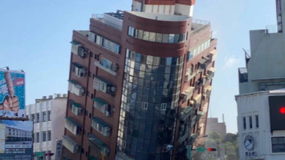 Vídeo impressionante mostra homem em piscina durante terremoto em Taiwan