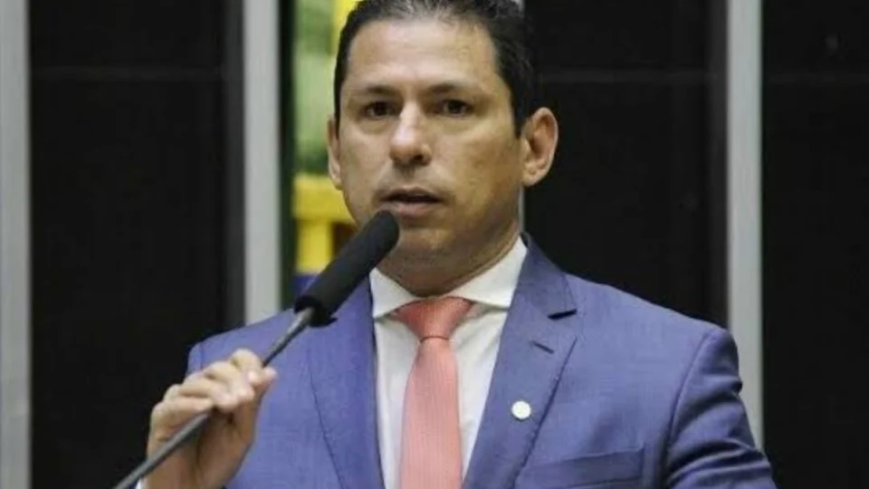VÍDEO: ex-deputado é ríspido e empurra jornalista em Manaus; assista