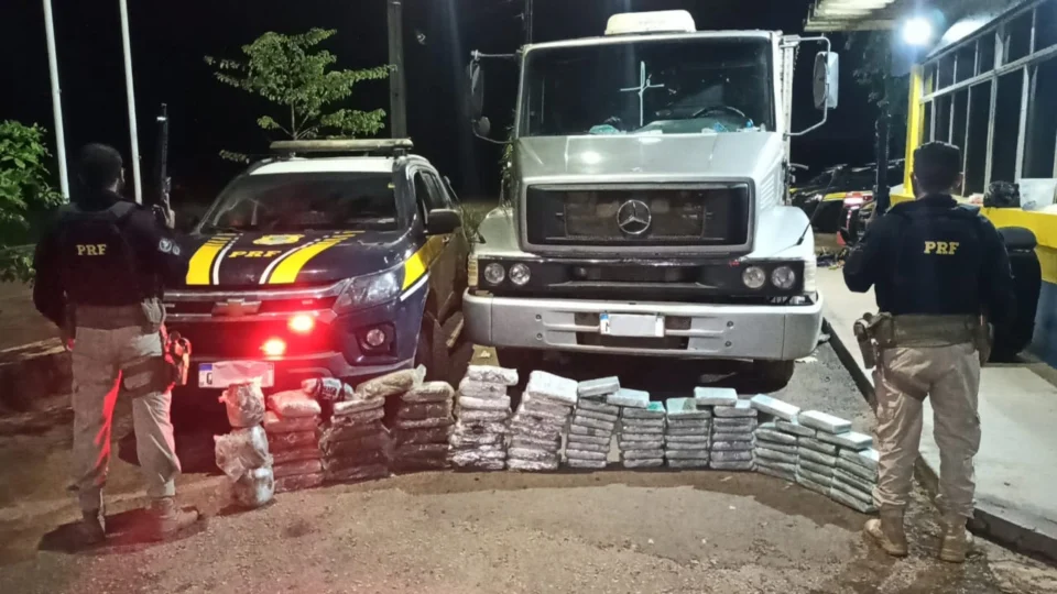 Caminhoneiro de SP é preso com 103 kg de skunk em rodovia do AC