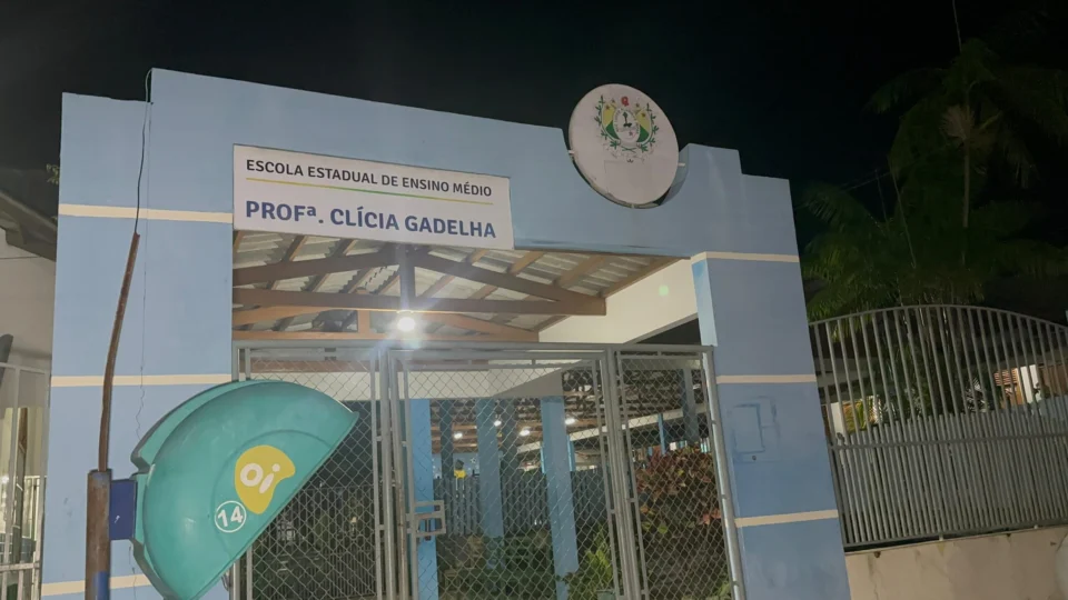 Armados e usando farda escolar, criminosos tentam invadir escola no AC