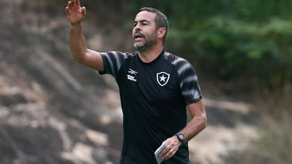 Botafogo: Problema na defesa é diagnosticado por Artur Jorge