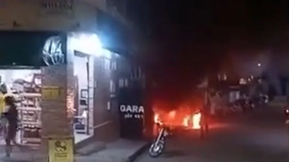 Incêndio atinge galpão e parte de residência em Manaus