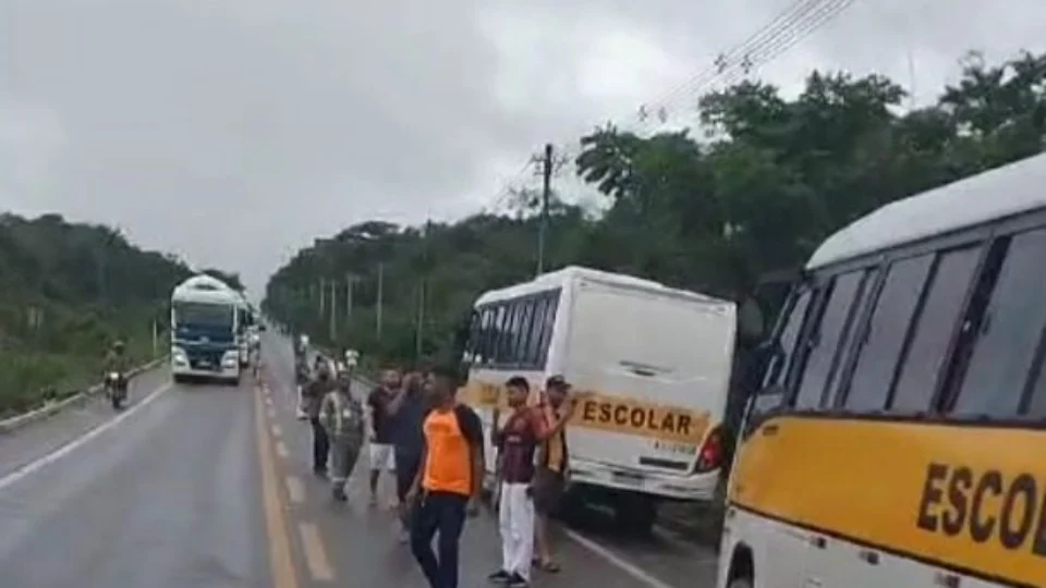 VÍDEO: colisão entre ônibus escolar e caminhão deixa feridos no AM