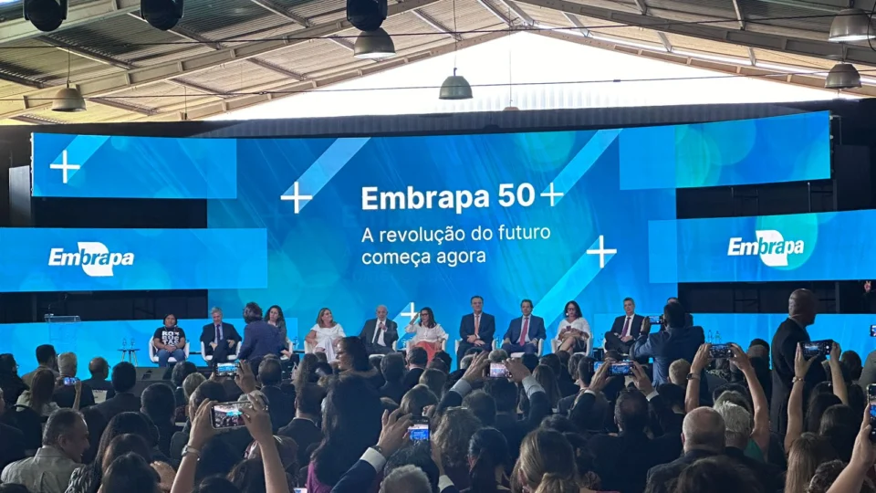 Lula comemora aniversário da Embrapa com ministros nesta quinta (25)