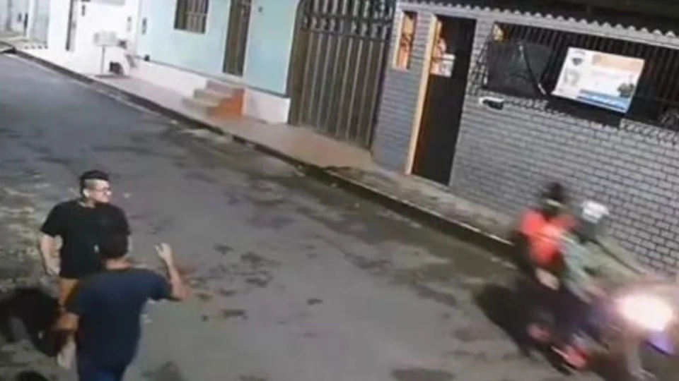 Amigos são assaltados por dupla em moto na Cidade Nova em Manaus