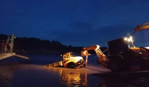 Caminhão carregado de farinha afunda no interior do Acre