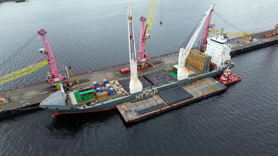 VÍDEO: primeiro navio chega ao AM com materiais para o Complexo Azulão