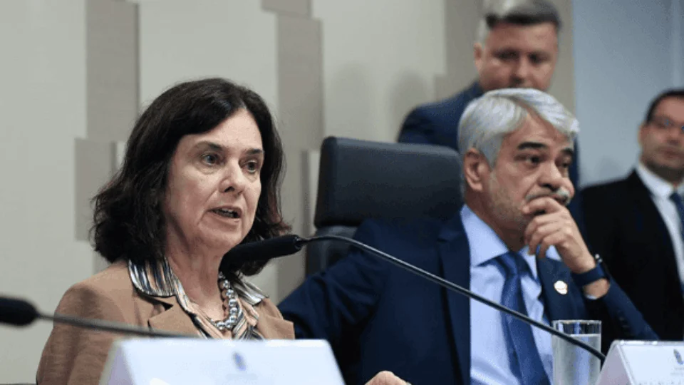 Ministra da Saúde responde a senadores sobre combate à dengue