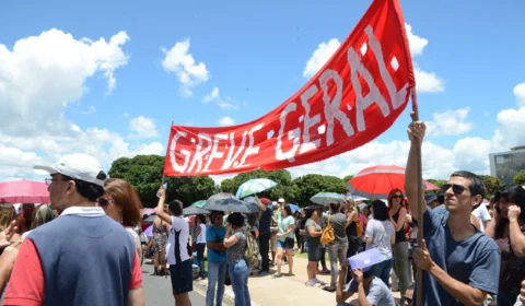 Para cessar greve de professores, governo deve apresentar proposta